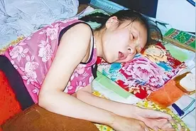 河北女孩被哥哥打了两巴掌，假装瘫痪20年，姐姐安上监控揭开真相图片