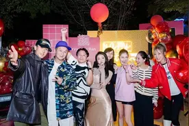 冉莹颖不愧是拳王的老婆，身材凹凸有致，叠穿镂空上衣美成焦点图片