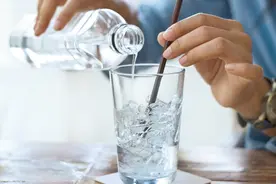 世卫点名的“致癌水”，不是千滚水、隔夜水和阴阳水，劝你远离图片