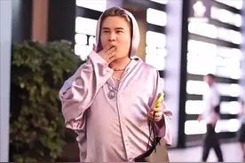 太古里又现“娘文化”！男子穿睡衣妖娆出街，网友：好怕他舔我图片