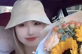 马蓉王宝强参加女儿毕业礼，染金发似精神小妹，12岁子珊模样随爸图片