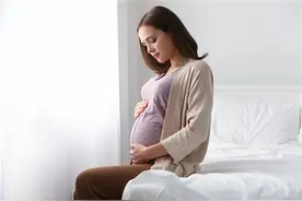 妻子面前，大夫问保大人还是保小孩，丈夫却说：“两个都不要”图片