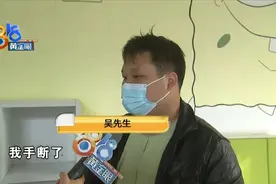 女儿掉到蹦床后 说“爸爸不要抱我”图片