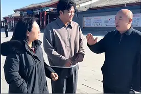 解清帅爸妈开豪车向女方提亲，吃饭时岳父坐主位，对准女婿很满意图片