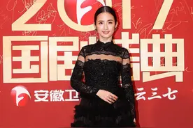 林依晨好高贵，一袭黑色蕾丝蛋糕长裙优雅动人，娃娃脸也能hold住图片