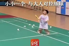 29个月萌娃打羽毛球，小小一个 与大人对拉练球图片