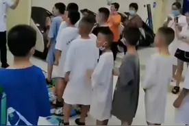 小学生唱着孤勇者排队割包皮，割包皮真的很时髦吗？图片