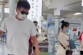 沙宝亮官宣恋情后现身，女友小腹微隆疑怀孕，两人分开走全程冷漠图片
