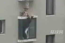 邻居徒手爬楼救卡防盗窗幼童图片