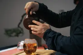 喝茶不洗杯，阎王把命催，是真的吗？爱留茶垢的茶友们要当心了图片