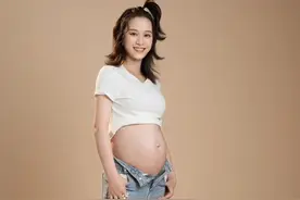 《芳华》女星怀孕7个月拍写真！皮肤白皙四肢纤细，老公身份成谜图片