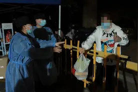 【抗疫一线】浙江杭州：群众自发“投喂”驻守“大白”，双向奔赴的爱，真暖！图片