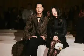 宋慧乔晒纽约活动照，皮衣裙搭配高跟鞋，一身黑装气场十足图片