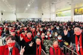 “上车饺子下车面！”浙江女老板包火车带民工回家过年图片