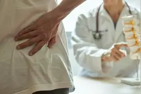 晨起后腰酸背痛无法缓解？别急，改成这2种睡姿帮你挽回伤局图片
