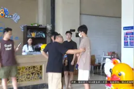女子上私教课被“骚扰”，记者前去采访，被围住、推搡、威胁…图片