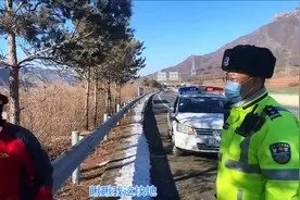 高速遛弯胆子大，老人：没事干来瞅瞅我这块地图片