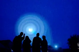 美国上空惊现巨型光球，比满月还大，连续曝光45秒，外星人来了？图片