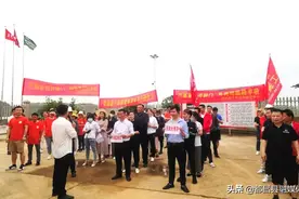 开秧门定丰收 欢声笑语闹春耕图片