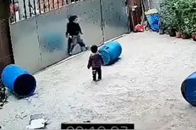 男童把绳子套在脖子上玩耍，被吊起险些丧命，姐姐机智的救下弟弟图片
