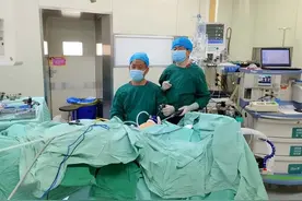 哈医大一院肛肠外科专家团队成功实施“单孔加一孔”微创技术解决直肠癌图片