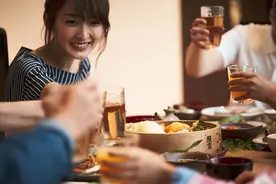 “酒品即人品”，酒桌上遇到有这3种行为的人，建议离远点图片