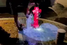 一司机竟用消火栓给爱车洗澡？！图片