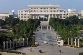 广西师大摊上事了，大尺度标语惹怒学生和家长，网友也纷纷吐槽图片
