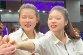 宝马女孩手把手教会洋人吃冰激凌，就差直接喂到老外嘴里了图片