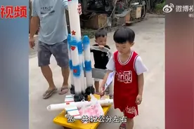 7岁男孩用废弃管材做1.7米火箭模型图片