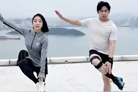 又调皮了！隋文静、韩聪在厦门玩耍，装扮成不会滑冰的“小白”图片