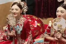 双胞胎姐妹同时出嫁，新郎懵圈分不清，化妆师：最后是亲戚告诉他的图片