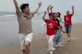 22岁小伙误入夕阳红旅行团：叔叔献飞吻 大妈约相亲图片