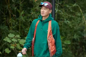 55岁陈小春越穿越年轻，运动风造型真抢眼，看着就很时髦图片