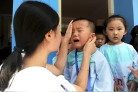 幼儿园里也有潜规则：3类孩子老师不喜欢却不明说，家长要早知道图片