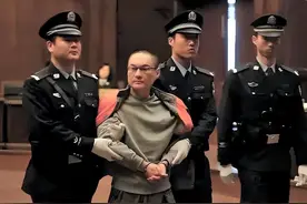 因嫌婴儿车挡路怒将女婴摔死，法庭上拒不承认罪行，法官：死刑！图片