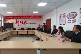 长武县农副产品直播带货团队走进彭公镇图片