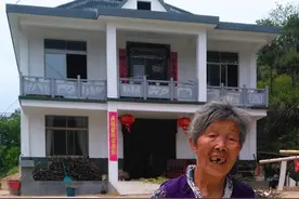 安徽老太收养被遗弃6次的女婴，靠拾荒养大，女儿送双层别墅报恩图片