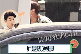 天天恋爱曝光后张亮首次现身，穿花衬衫戴墨镜携一家人做核酸图片