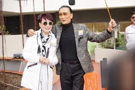 白色的服装太显年轻了，中老年一定要多穿穿，时尚百搭还舒服图片