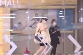 戚薇挺孕肚逛街，步伐缓慢双腿浮肿明显，7岁女儿身高到妈妈胸部图片