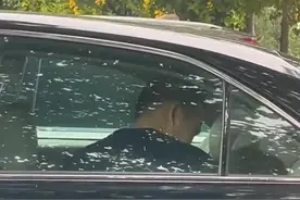 小伙路边偶遇一幕，车内男女相拥热吻，男子：大中午吃一波狗粮图片