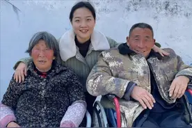 1999年，河南残疾大叔捡到女弃婴，女婴长大后带着父亲奶奶出嫁图片