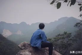 偏心父母把2套房都给哥，小儿子气得6年没回家，连父亲去世也没回图片