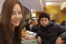妈妈和12岁儿子泡澡，儿子给搓背，儿大避母，应该让孩子独立洗澡图片