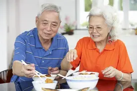 吃得少一点，活得久一点！提醒：养成4个饮食好习惯，有助于长寿图片