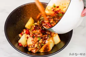 土豆别再炒了吃，教你凉拌土豆做法，香辣脆皮，太好吃！图片