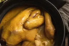爸妈忆苦:坐月子也没吃啥好的，煮鸡蛋、红糖小米粥、老母鸡汤。图片