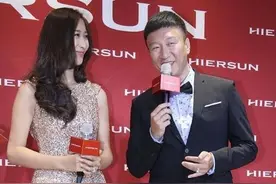 孙红雷老婆的模特身材太惊艳，穿银色亮片裙优雅迷人，高级感爆棚图片