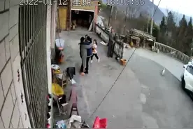 女子远嫁3年偷偷回家看父母，看到女儿父亲原地愣住笑中带泪图片